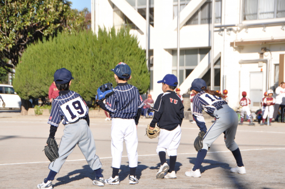 12月7日　ベンチに並ぶと、もうチーム。低学年練習試合
